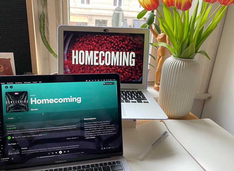 Homecoming Podcast und Serie auf zwei Bildschirmen